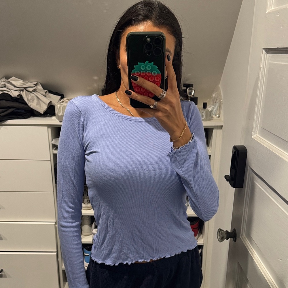 Nordstrom Women's Blue Long Sleeve Top
never worn
size xl fits like a M
